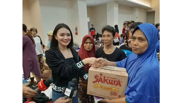 Pedangdut cantik ini memberikan bantuan berupa makanan untuk masyarakat terdampak banjir.