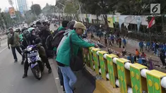 Warga berkerumun menyaksikan aksi unjuk rasa yang dilakukan mahasiswa dari berbagai perguruan tinggi di sekitar Jembatan Layang Gerbang Pemuda, Jakarta, Selasa (1/10/2019). Mahasiswa dari berbagai perguruan tinggi kembali berunjuk rasa menolak beberapa RUU. (Liputan6.com/Helmi Fithriansyah)