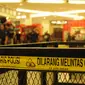 Petugas kepolisian berjaga disekitar lokasi ledakan tabung gas sebuah rumah makan di Mall Gandaria City, Jakarta, Kamis (19/5/2016). Akibat ledakan ini, dikabarkan 13 orang mengalami luka bakar. (Liputan6.com/Helmi Fithriansyah)