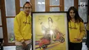 Adipati Dolken dan Vanesha Prescilla menunjukkan foto keduanya saat jumpa pers film Teman Tapi Menikah di Jakarta, Selasa (6/3). Dalam film ini, Adipati dan Vanesha saling cemburu saat keduanya memiliki pacar. (Liputan6.com/Faizal Fanani)