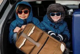 Travel kit yang tepat bisa membuat anak lebih nyaman, sekaligus membantu orangtua tetap santai selama perjalanan. (foto/dok: freepik)