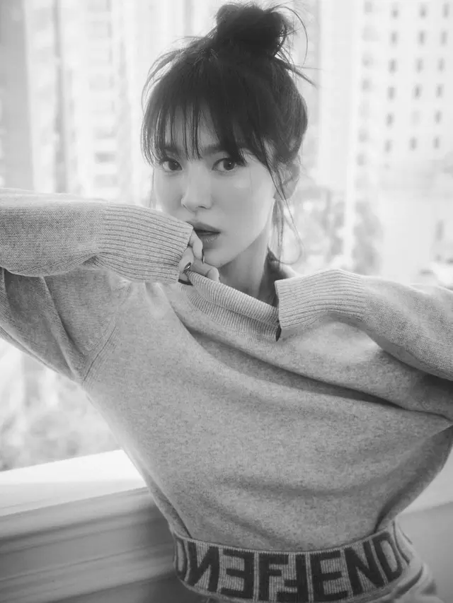 Adu Gaya Luna Maya dan Song Hye Kyo dengan Rambut Berponi Saat OOTD