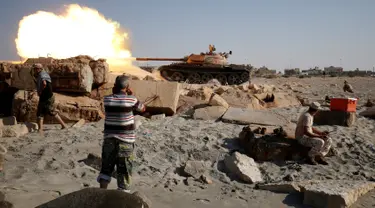 Pasukan Libya menggunakan tank T-55 menembakkan peluru kearah militan ISIS di Sirte, Libya, (3/8). Tentara Libya yang bersekutu dengan PBB kembali bertempur untuk merebut kembali kota Sirte dari tangan kelompok militan ISIS. (REUTERS/Goran Tomasevic)