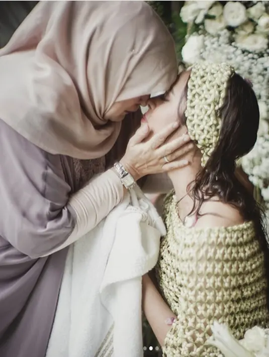 Banyak yang mengatakan pada tanggal tersebut, menjadi hari patah hati nasional. Seperti undangan yang tersebar, pasangan ini akan mengikat janji suci pernikahan di Ayana Midplaza, Jakarta, pada Minggu (3/9). (Instagram/raisa6690)