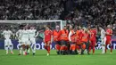 Pelatih Alvaro Arbeloa kemudian menggantikan sang pemain dengan David Alaba sementara Camavinga digantikan oleh Franco Mastantuono. (AFP/Thomas Coex)