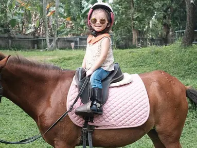 Sejak umur 3 tahun, Ruben Onsu sudah membelikan Thalia seekor kuda poni loh. Thalia terlihat lucu dan menggemaskan ya saat berada di atas kuda. (Liputan6.com/IG/@thaliaputrionsu)