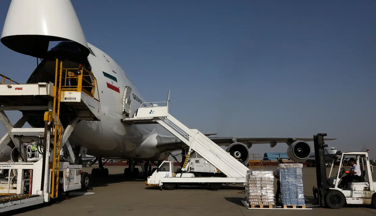 Pekerja menggunakan forklift memindahkan kotak pasokan bantuan ke pesawat menuju Beirut, Lebanon, di Bandara Mehrabad di Teheran, Rabu (5/8/2020). Iran mulai mengirimkan makanan, obat-obatan, dan peralatan medis ke Lebanon pascaledakan yang mengguncang pelabuhan di Beirut. (AP Photo/Vahid Salemi)