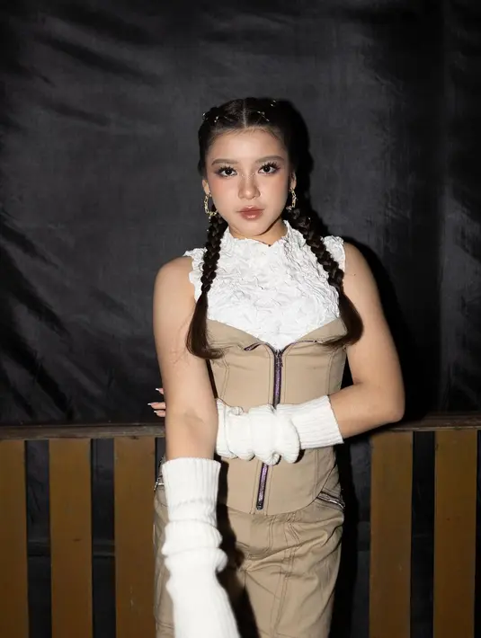 Penampilan manggung Tiara Andini yang tak kalah cantik lainnya. Dengan rambut dikepang dua dan riasan wajah merona bak remaja, Tiara Andini tampil dengan outfit edgy tanpa lengan. Foto: Instagram.