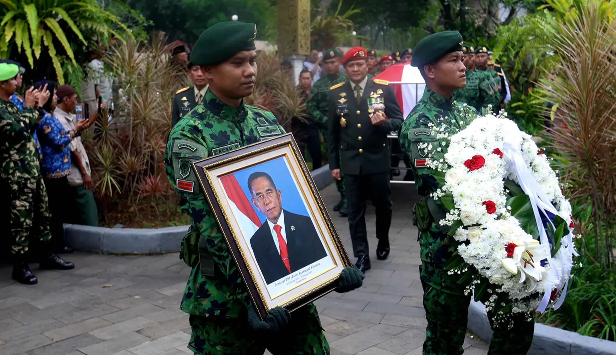 Personel Tentara Nasional Indonesia (TNI) membawa foto Jenderal TNI (Purn) Ryamizard Ryacudu saat iring-iringan jenazah jelang pemakaman di Taman Makam Pahlawan Nasional, Kalibata, Jakarta, Senin (1/6/2026). (Kapanlagi.com/Budy Santoso)