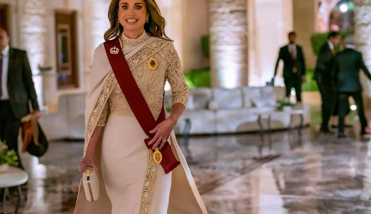 Tampak Ratu Rania yang juga ibu Pangeran Hussein mengenakan gaun bernuansa krem dari koleksi couture Spring/Summer 2023 Elie Saab. [Foto: IG/queenrania].