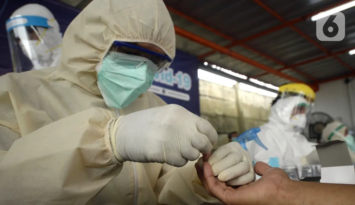 Petugas medis mengambil sampel darah saat screening test virus corona COVID-19 di Pasar Modern BSD, Tangerang Selatan, Banten, Selasa (21/4/2020). Screening test pendeteksi dini tersebut dilakukan di 12 lokasi di Tangerang Selatan untuk menanggulangi COVID-19. (merdeka.com/Dwi Narwoko)