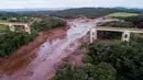 Jembatan runtuh akibat banjir yang dipicu jebolnya bendungan di Brumadinho, Brasil, Jumat (25/1). Sembilan orang dipastikan meninggal dunia, sementara 200 lainnya dinyatakan hilang. (Bruno Correia/Nitro via AP)