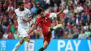 Gelandang Portugal Joao Felix (kanan) berusaha menendang bola dari kawalan bek Swiss, Ricardo Rodriguez saat pertandingan semifinal Liga Bangsa-Bangsa UEFA di stadion Dragao di Porto pada 5 Juni 2019. (AFP Photo/Miguel Riopa)