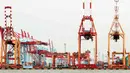 Aktivitas bongkar muat barang ekspor impor di Pelabuhan Tanjung Priok, Jakarta, Senin (17/7). Badan Pusat Statistik (BPS) melaporkan kinerja ekspor dan impor Indonesia mengalami susut signifikan di Juni 2017. (Liputan6.com/Angga Yuniar)