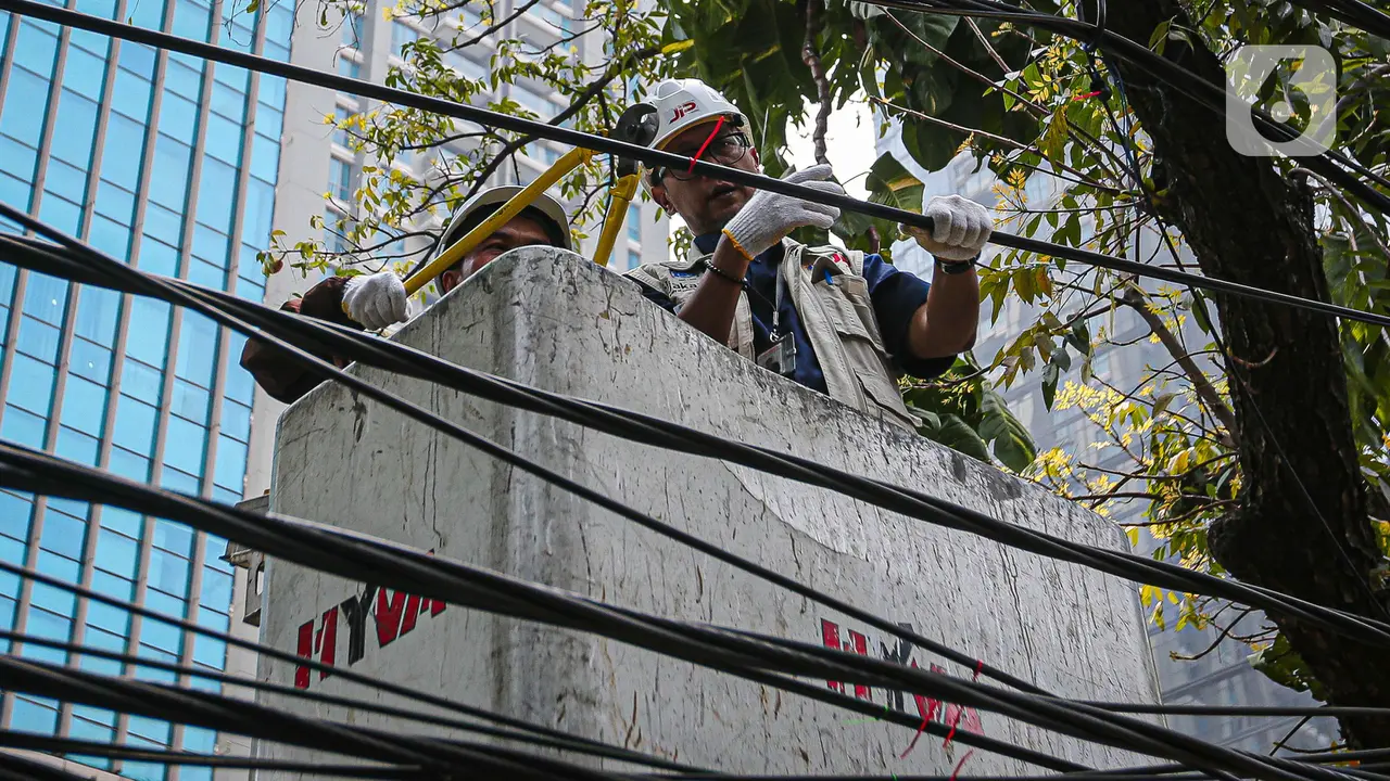 Dinas Bina Marga Tertibkan Kabel Fiber Optik di Senopati