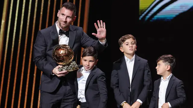 Foto: Ditemani Anak-anaknya, Lionel Messi Angkat Trofi Penghargaan Ballon d'Or ke-8