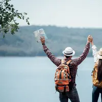 Yuk, simak tips aman dan nyaman menjelajah alam terbuka! Mulai dari persiapan fisik, perlengkapan yang wajib dibawa, hingga etika menjaga lingkungan, semua ini penting untuk pengalaman mendaki yang seru dan bertanggung jawab. (Foto dok: Freepik/jcomp).