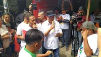 Menteri Perhubungan Budi Karya Sumadi berdialog dengan pra supir bajaj di Jalan Kemandoran Pluis No. 20, Kebayoran Lama, Jakarta, Sabtu (16/2/2019).