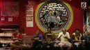 Warga menyantap makanan berbuka puasa di Vihara Dharma Bakti di kawasan Petak Sembilan, Jakarta, Jumat (10/5/2019). Kegiatan ini rutin dilakukan komunitas muslim Tionghoa-Indonesia selama bulan Ramadan. (Liputan6.com/Helmi Fithriansyah)