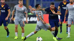 Bek AS Roma, Leonardo Spinazzola, berusaha melewati bek Istanbul Basaksehir, Gael Clichy, pada laga Europa League di Stadion Olimpico, Roma, Kamis (19/9). Roma menang 4-0 atas Istanbul. (AFP/Alberto Pizzoli)
