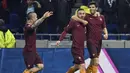 Bek AS Roma, Federico Fazio (kanan) melakukan selebrasi usai mencetak gol ke gawang Lyon pada leg pertama babak 16 besar Liga Europa di Stade de Lyon, Prancis, (9/3). Lyon berhasil mengalahkan AS Roma dengan skor 4-2. (AFP Photo / Philippe Desmazes)