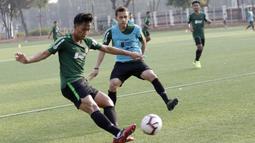 Pemain Timnas Indonesia U-23, Egy Maulana Vikri, saat latihan jelang SEA Games 2019 di Lapangan ABC, Senayan, Jakarta, Kamis (3/10). Latihan kali ini Timnas fokus dalam memperbaiki taktik dalam bertahan. (Bola.com/M Iqbal Ichsan)