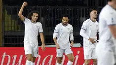 Pemain Lazio Matteo Guendouzi (kiri) melakukan selebrasi usai mencetak gol ke gawang Empoli pada pertandingan sepak bola Serie A Liga Italia di Stadion Castellani Empoli, Empoli, Italia, Jumat (22/12/2023). (Marco Bucco/LaPresse via AP)