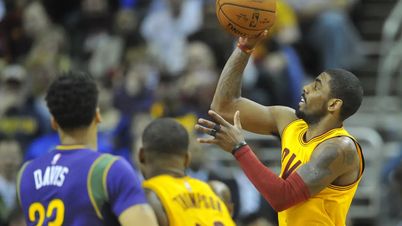 Kyrie Irving Menceploskan Bola ke Jaring Lawan