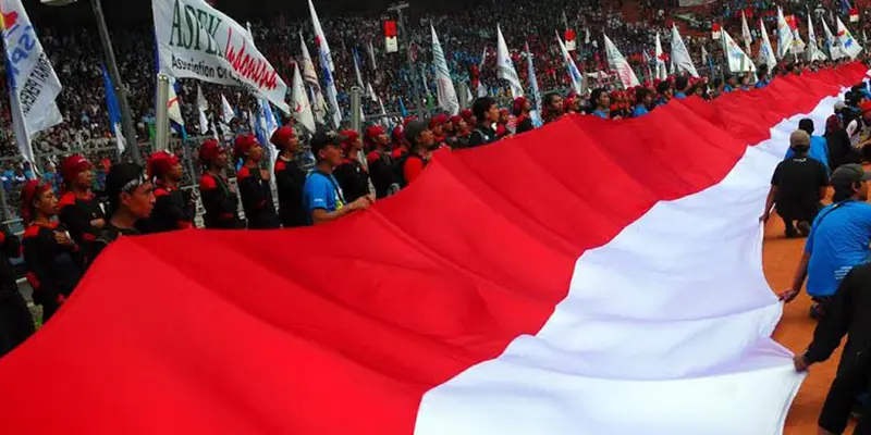 Bendera Raksasa Dibentangkan di Antara Ratusan Ribu Buruh