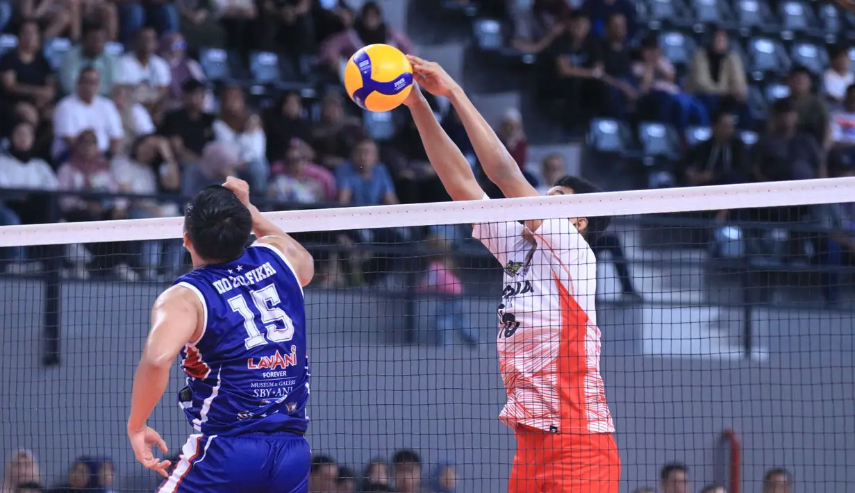 <p>Pemain Jakarta Garuda Jaya, Krisna (kanan) berusaha memblok bola yang coba diseberangkan pemain Jakarta LavAni Allobank Electric, Dio Zulfikri pada laga seri keempat putaran kedua PLN Mobile Proliga 2024 di GOR Terpadu A. Yani, Pontianak, Sabtu (22/6/2024). Jakarta Garuda Jaya kalah 0-3 (20-25, 11-25, 20-25). (Dok. PBVSI)</p>