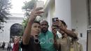Fans berebut selvie bersama kapten Timnas Indonesia, Boaz Solossa di Istana Negara, Jakarta, (19/12/2016). (Bola.com/Nicklas Hanoatubun)