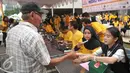 Warga antre membeli sembako pada Pasar Murah Ramadan 2016 di kawasan SCBD, Jakarta, Selasa (31/5). Pasar Murah Ramadan 2016 yang diadakan oleh Artha Graha Peduli itu berlangsung dari 31 Mei hingga 5 Juli mendatang. (Liputan6.com/Gempur M Surya)