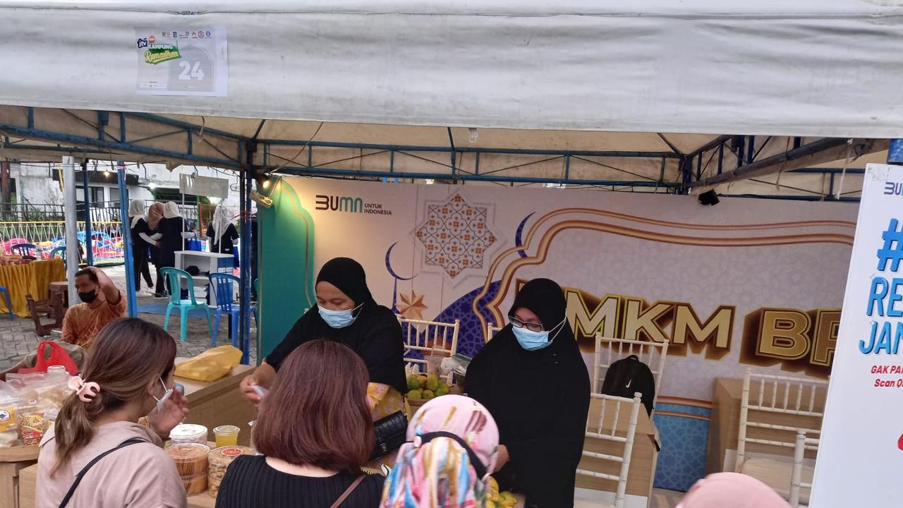 Choirul Mahpuduah (53 tahun), sukses membangun komunitas usaha “Kampung Kue” di Surabaya, Jawa Timur.