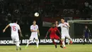 Bek Timnas Indonesia, Yanto Basna, dikepung pemain Vietnam pada laga Kualifikasi Piala Dunia 2022 di Stadion Kapten I Wayan Dipta, Bali, Selasa (15/10). Indonesia kalah 1-3 dari Vietnam. (AFP/Aditya Wany)