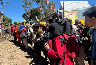 Sebanyak 2.557 pendaki tercatat menuju Gunung Bawakaraeng, Kabupaten Gowa, Sulawesi Selatan, untuk memperingati HUT ke-81 Republik Indonesia.