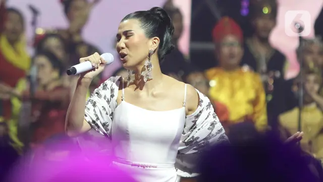 Penyanyi Cantik Christie Meriahkan Konser Elek Yo Band