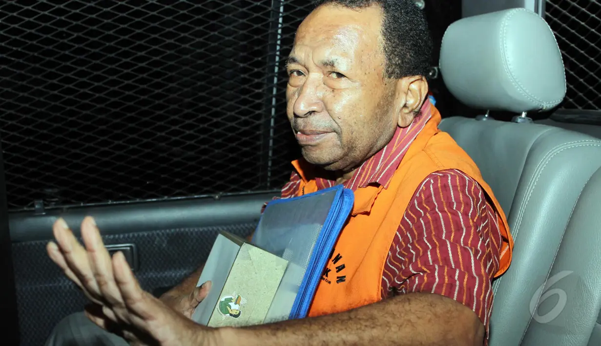 Mantan Kepala Dinas Pertambangan dan Energi Pemprov Papua Jannes Johan Karubaba, usai diperiksa KPK, Jakarta, Selasa (19/5/2015). Karubaba meminta kepada wartawan untuk tidak memotret dirinya (Liputan6.com/Helmi Afandi)