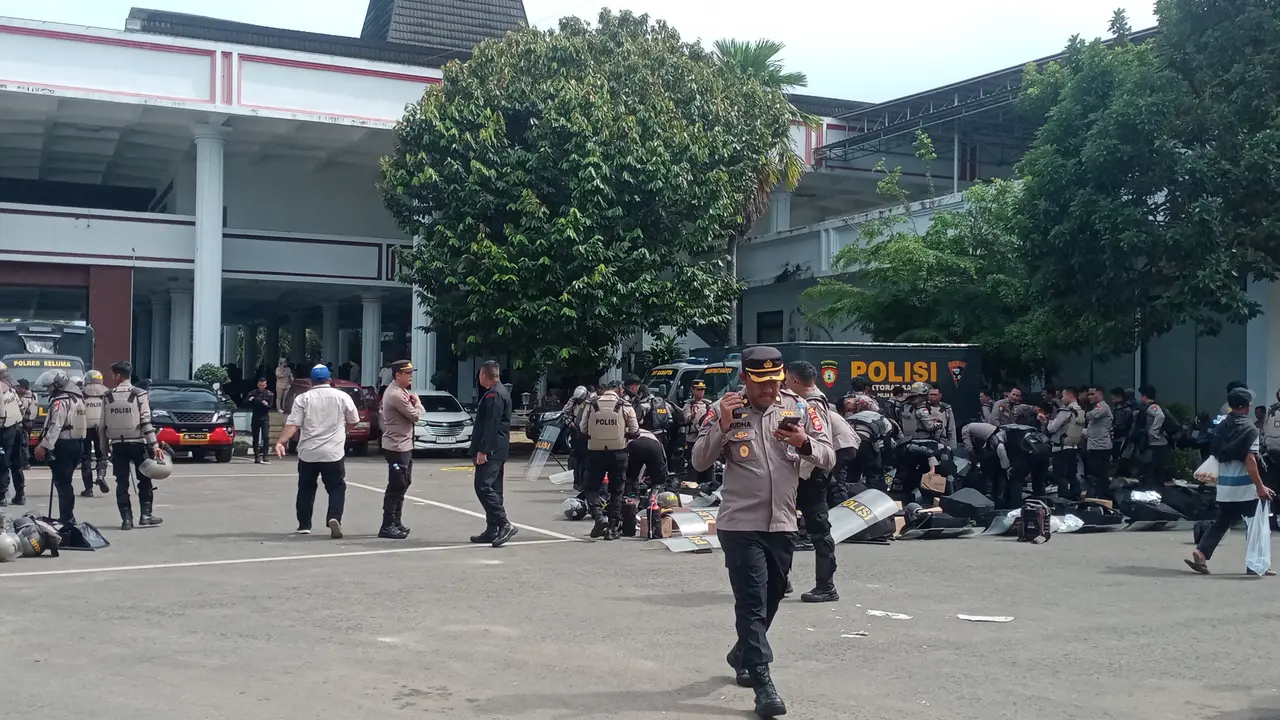 Sejumlah polisi siaga mengamankan aksi di Kantor DPRD Provinsi Bengkulu pada Selasa 2 September 2025.