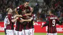 Para pemain AC Milan, merayakan gol yang dicetak oleh Ricardo Rodriguez ke gawang SPAL pada laga Serie A Italia di Stadion San Siro, Rabu (20/9/2017). AC Milan menang 2-0 atas SPAL. (AP/Antonio Calanni)