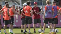 Pelatih Bayern Munchen, Carlo Ancelotti (tengah) melakukan briefing pada sesi latihan perdana FC Hollywood, di kompleks Allianz Arena, Munich, Senin (11/7/2016).  AFP/Guenter Schiffmann)