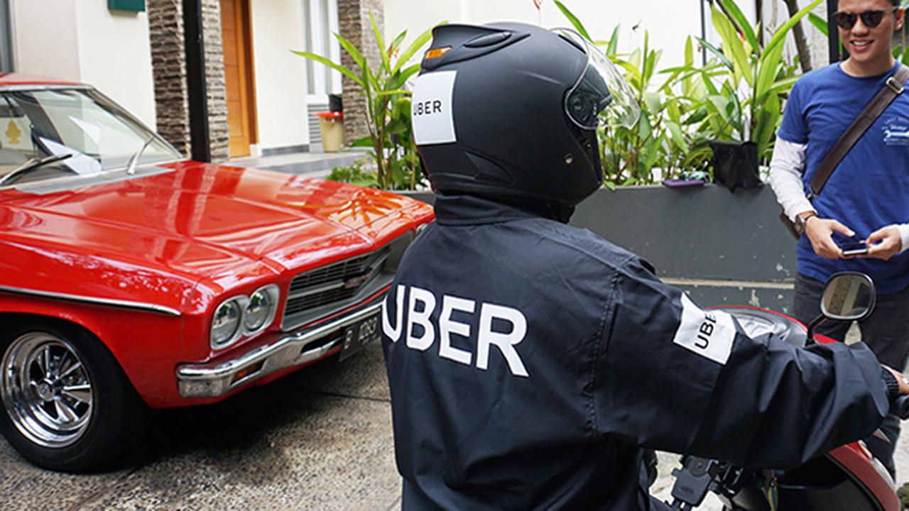 Ojek Online Uber Mengaspal di Jakarta