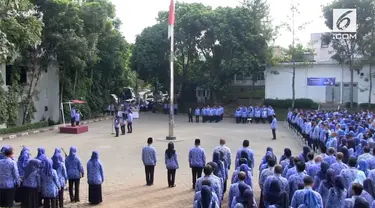 Hari pertama puasa ratusan PNS di kota Cimahi terlambat datang ke kantor. Akibatnya jalur masuk ke dalam gedung Wali Kota dipenuhi antrean kendaraan milik PNS yang telat.