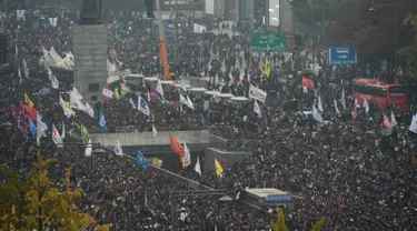 Ribuan warga Korea Selatan (Korsel) memenuhi Gwanghwamun square, pusat Kota Seoul, Sabtu (5/11). Mereka mendesak Presiden Park Geun-Hye mundur dari jabatannya terkait skandal korupsi yang telah melumpuhkan pemerintahannya. (Ed Jones/AFP)