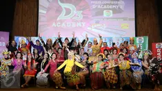 Para Peserta Dangdut Academy 3 berfoto bersama seusai jumpa pers Dangdut Academy di SCTV tower, Jakarta, Kamis (20/01).Peserta Dangdut Academy 3 kali ini berjumlah 36 peserta. (Liputan6.com/Herman Zakharia)
