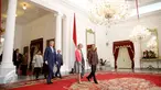 Presiden Jokowi (kanan) menerima kunjungan kehormatan Putri Astrid dari Kerajaan Belgia (tengah) di Istana Merdeka, Jakarta, Selasa (15/3). Jokowi langsung melakukan pertemuan tertutup dengan Putri Belgia. (Liputan6.com/Faizal Fanani)
