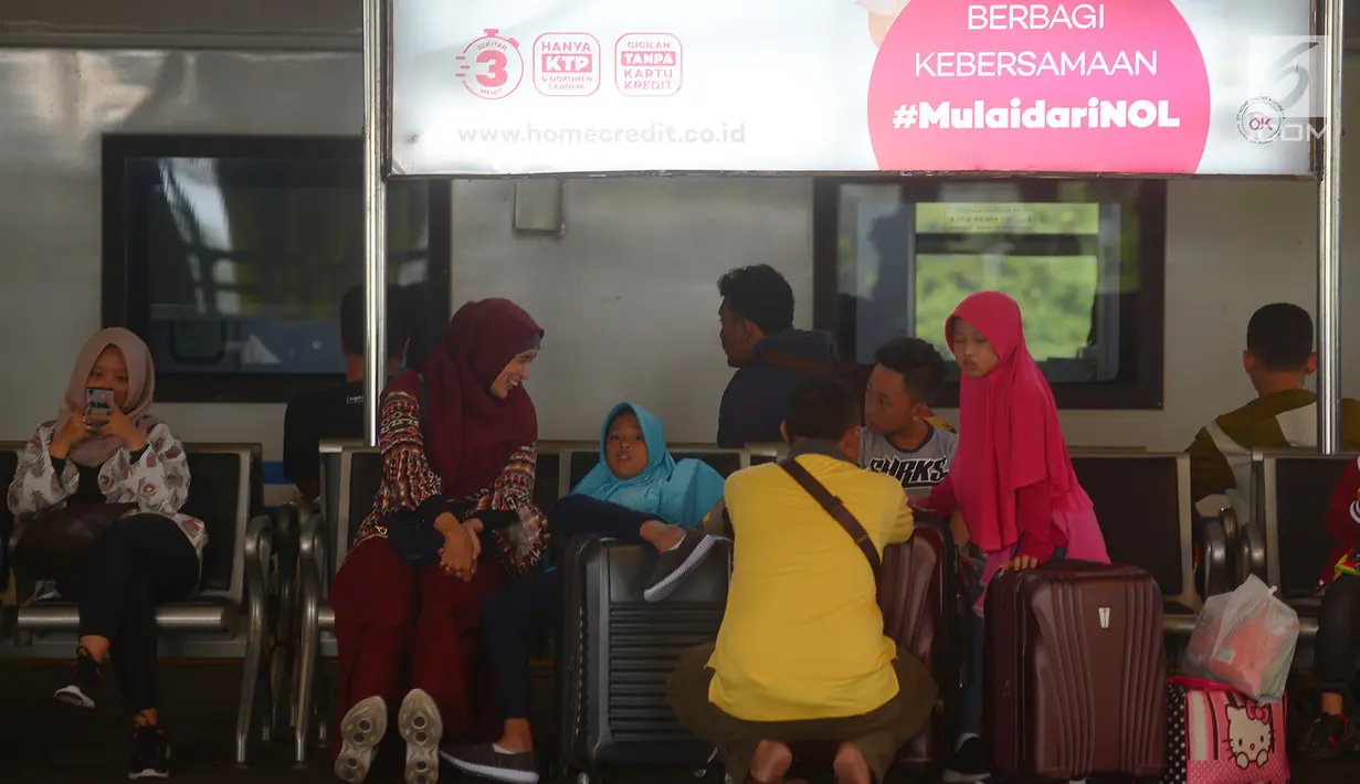Penumpang kereta api di stasiun Gambir, Jakarta, Selasa (5/6). Meskipun persiapan sudah 95 persen, Stasiun Gambir belum terjadi lonjakan menghadapi pemudik yang ingin merayakan hari raya lebaran di kampung halaman. (Merdeka.com/Imam Buhori)