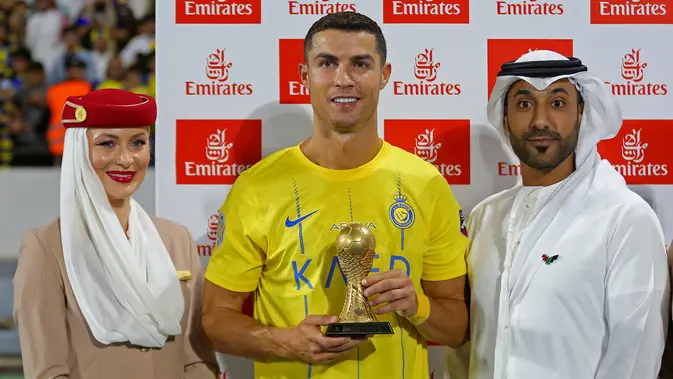 <p>Penyerang Portugal Nassr Cristiano Ronaldo berpose dengan trofi pencetak gol terbanyaknya setelah pertandingan sepak bola semifinal Piala Champions Klub Arab 2023 antara Al-Nassr Arab Saudi dan Al-Shorta Irak di Stadion Pangeran Sultan bin Abdul Aziz di Abha pada 9 Agustus 2023.(Abdullah Mahdi/AFP)</p>