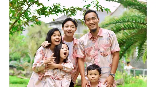 6 Potret Kebersamaan Putri Okie Agustina dan Ayah Sambungnya, Penuh Kehangatan