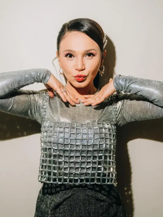 Dengan beragam ekspresi imut, Rossa mengikat rambutnya dengan poni pinggir yang dijepit [@itsrossa910]