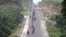 Para pebalap saat melewati perkebunan sawit di daerah Bawan, Kab. Agam di Etape 8 Tour de Singkarak 2015 dari Simpang Ampek, Pasaman Barat menuju Lawang Park, Kabupaten Agam, Sabtu (10/10/2015). (Bola.com/Arief Bagus)